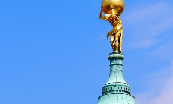 Atlas Statue in Potsdam symbolisiert den Status Quo der deutschen Nation.