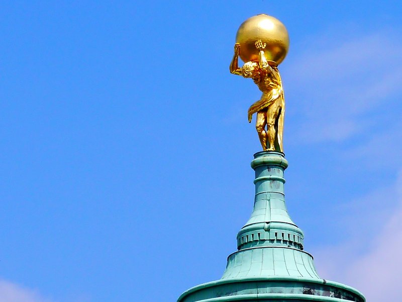 Atlas Statue in Potsdam symbolisiert den Status Quo der deutschen Nation.