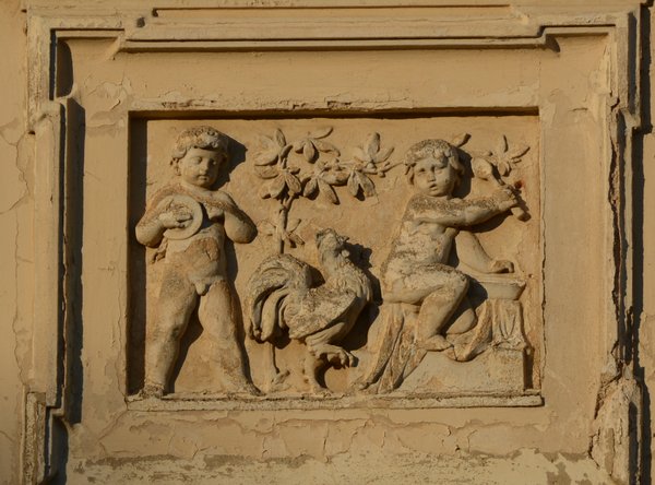 Relief mit Hahn an einem mecklenburger Schloss